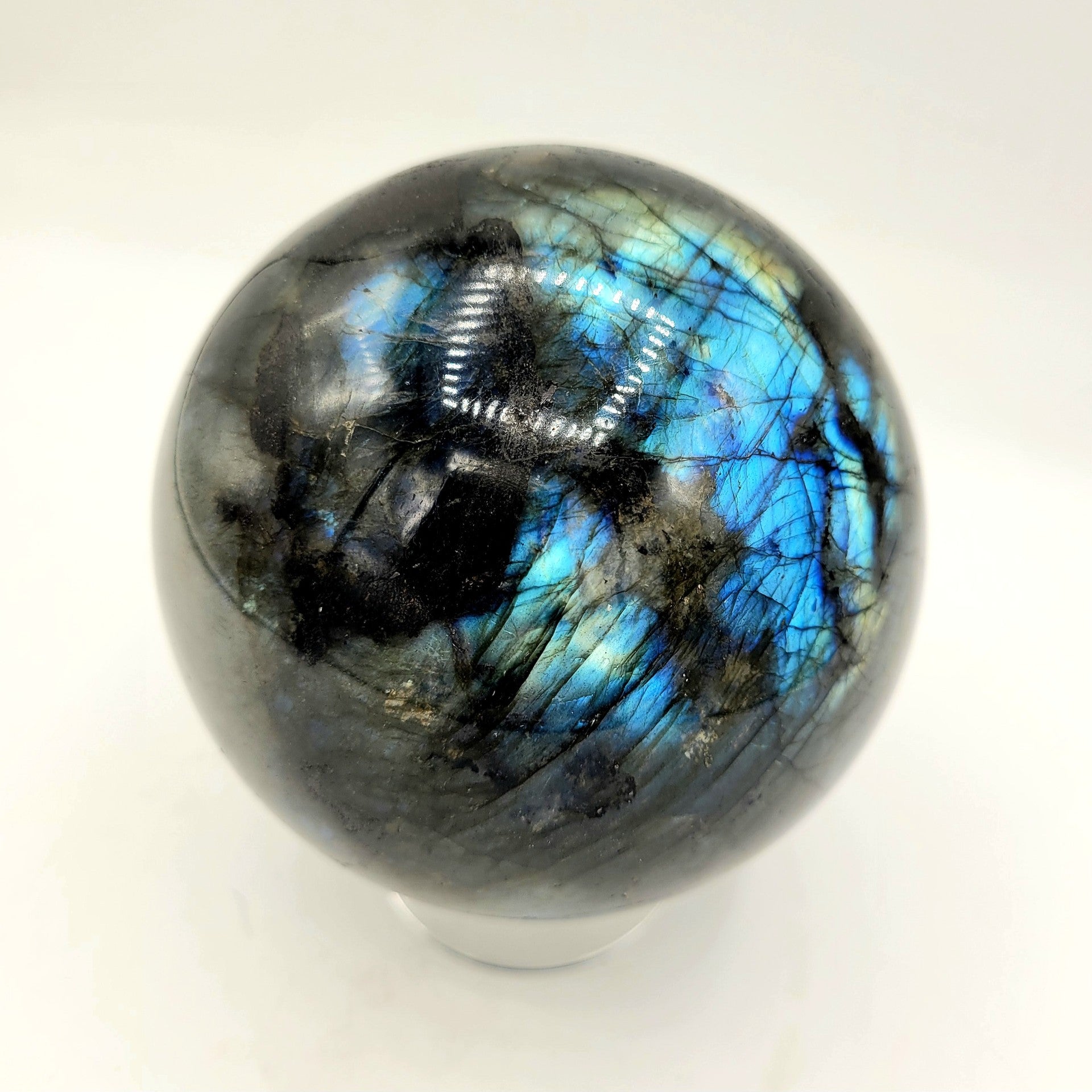 Sphère en Labradorite – Reflets bleus (1,425 kg)