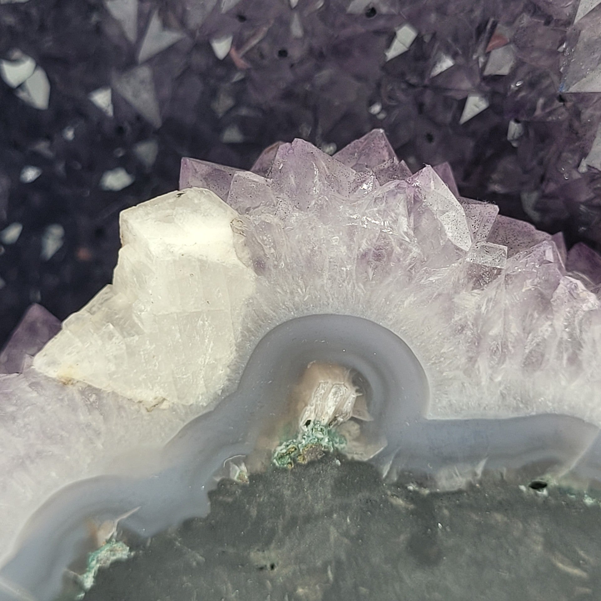 Cathédrale d’Améthyste du Brésil – Cristaux bruts (2,260 kg)