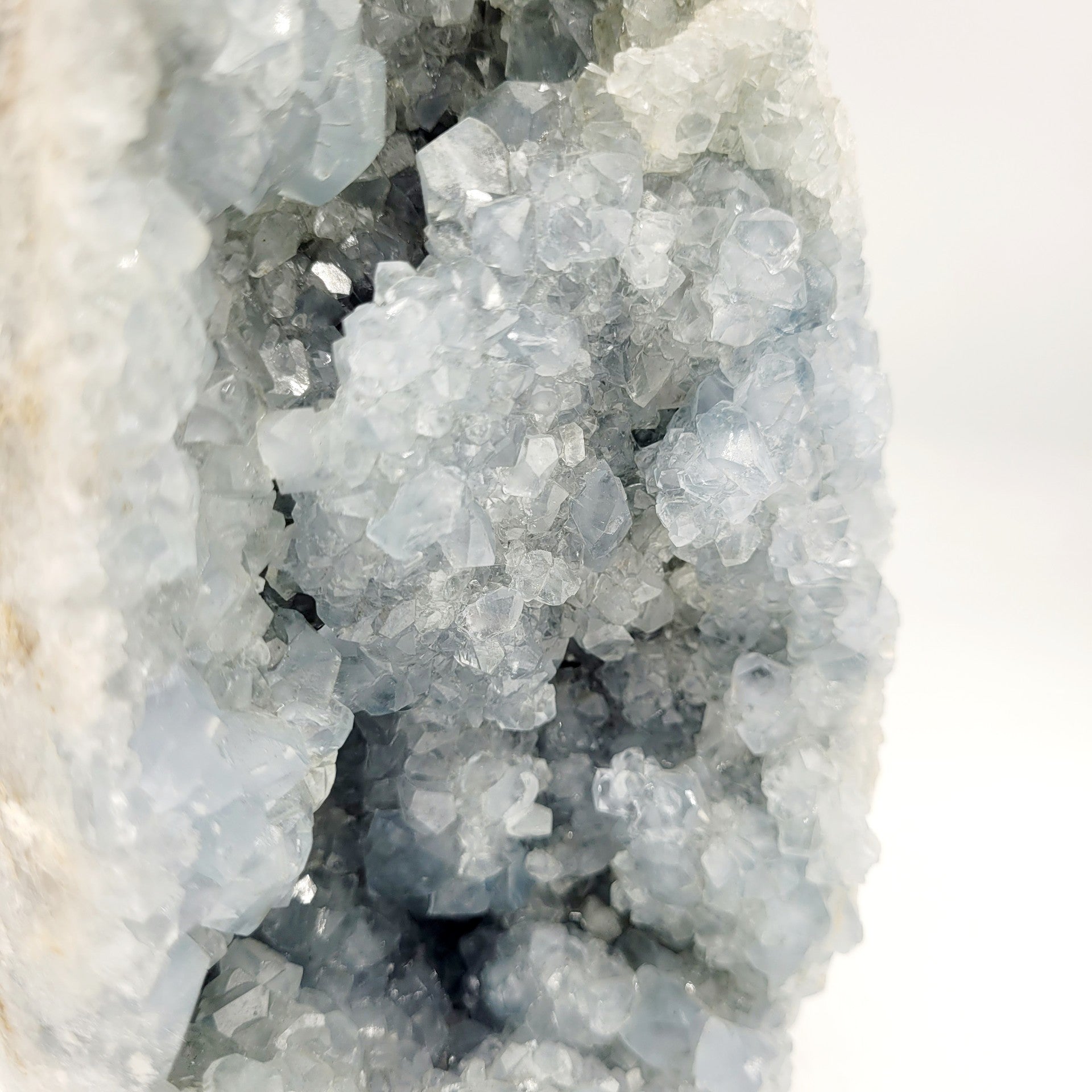 Célestine – Géode cristallisée, bords polis (4,275 kg)