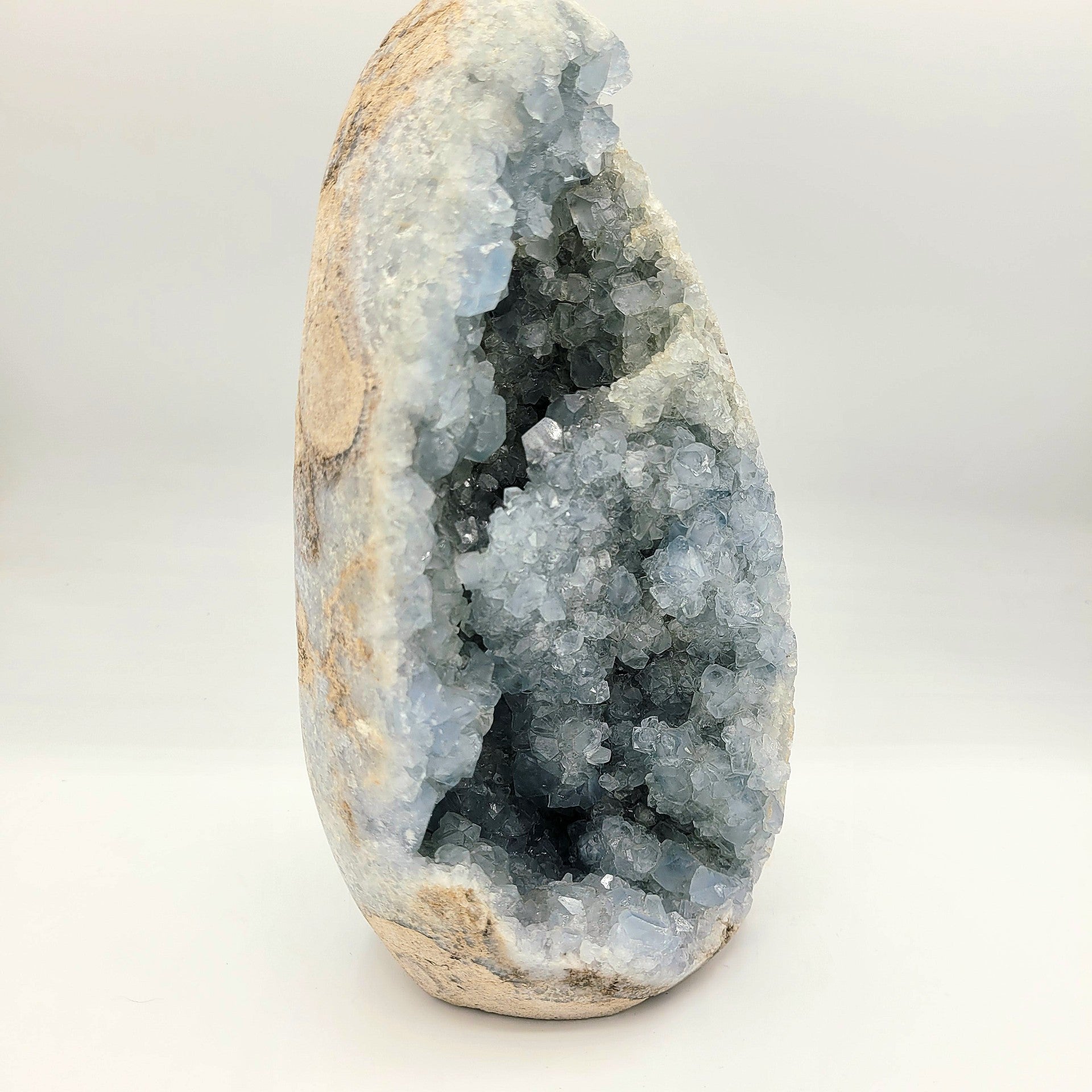 Célestine – Géode cristallisée, bords polis (4,275 kg)