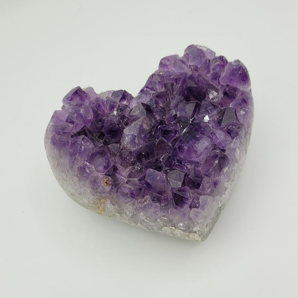 Cœur en Améthyste du Brésil – Pierre brute taillée (1,011 kg)
