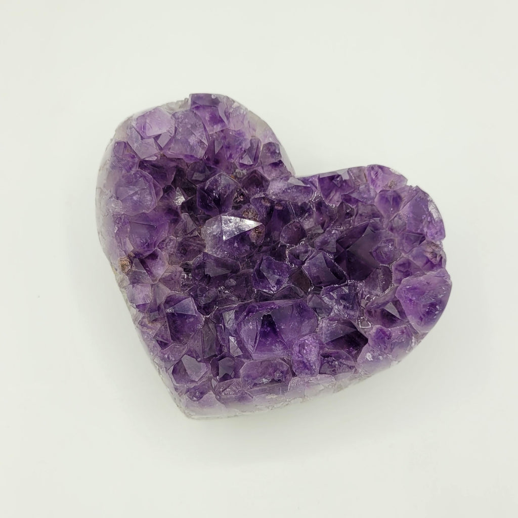 Cœur en Améthyste du Brésil – Pierre brute taillée (1,011 kg)